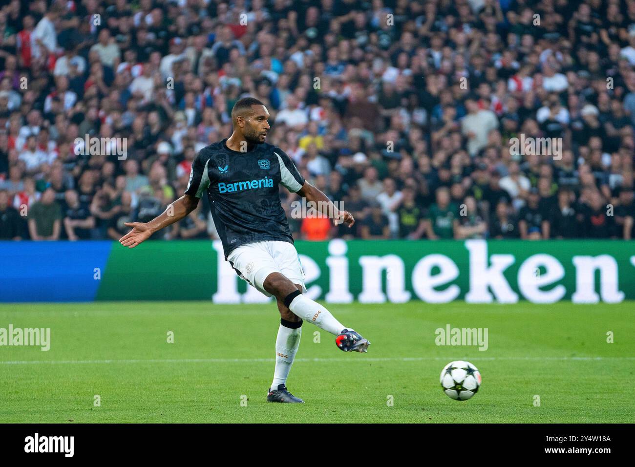 Jonathan Tah (Bayer Leverkusen, #04) spielt einen Pass Feyenoord Rotterdam v. Bayer Leverkusen, Fussball, Ligue des Champions, 1. Spieltag, saison 2024/2025, 19.09.2024 Foto : Eibner-Pressefoto/Justin Derondeau Banque D'Images