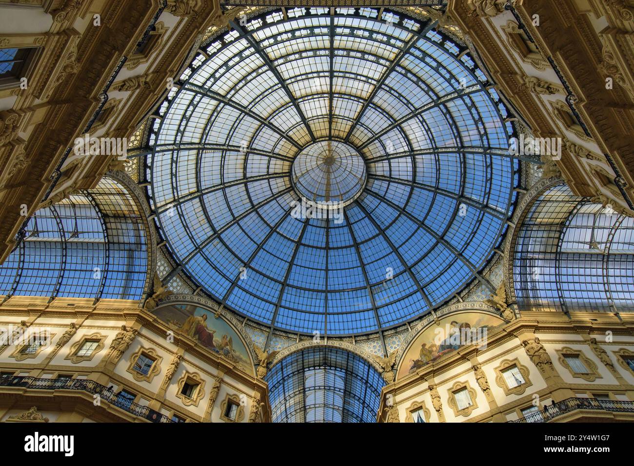 Dôme de verre de la galerie Vittorio Emanuele II à Milan, Italie centre commercial le plus ancien Banque D'Images