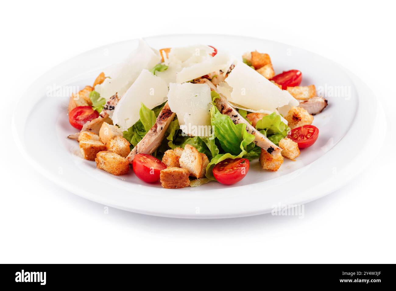 Salade césar fraîchement préparée avec du parmesan et du poulet grillé sur une assiette blanche Banque D'Images
