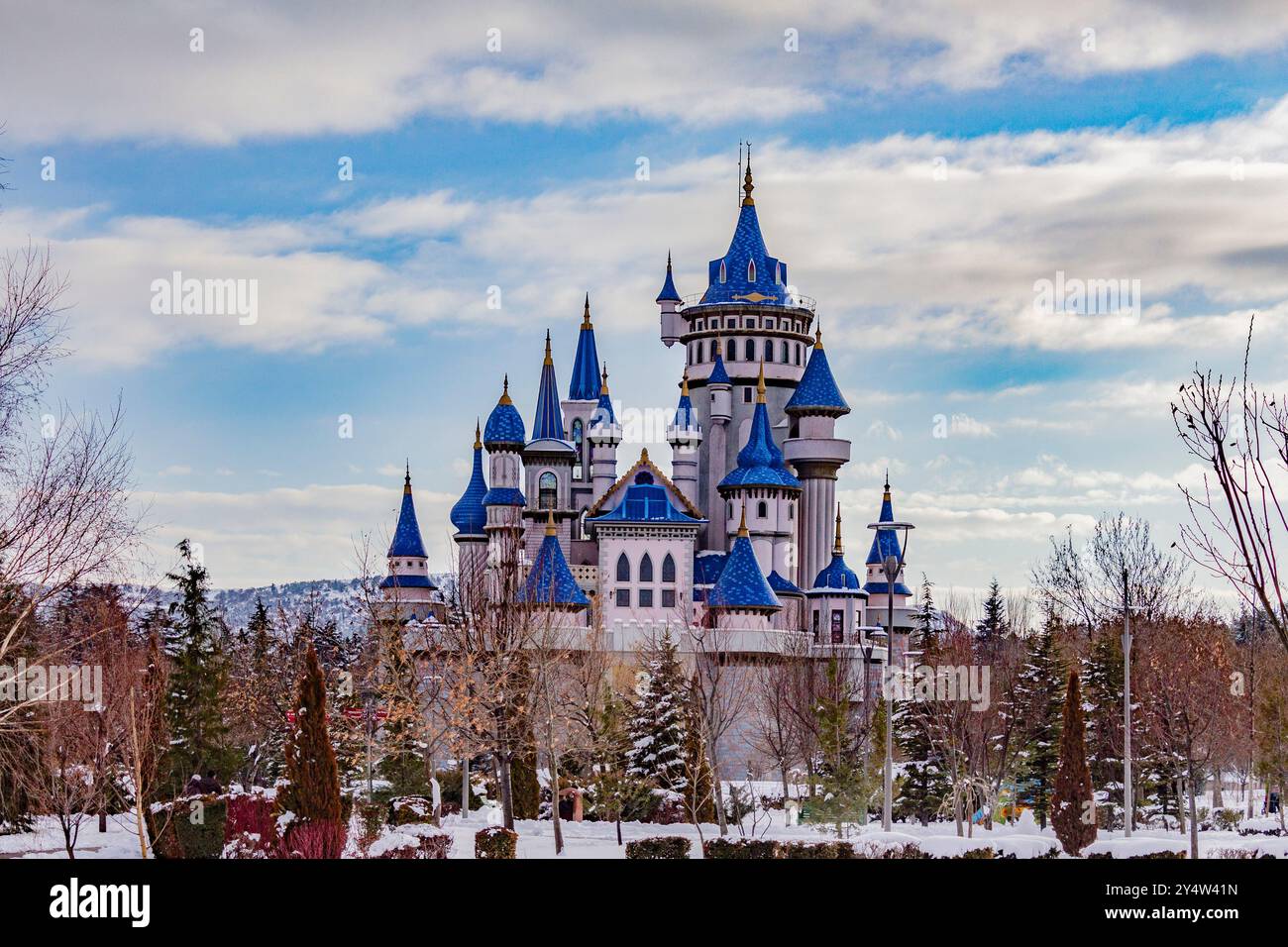 Flèches bleues et tours château de conte de fées contre le parc de sazova ciel à eskisehir, turquie Banque D'Images