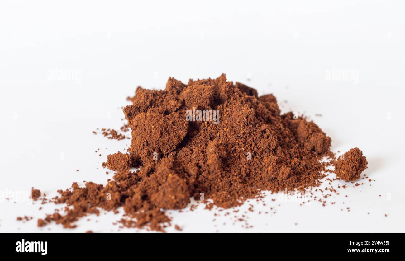 Gros plan du café fraîchement moulu sur fond blanc Banque D'Images