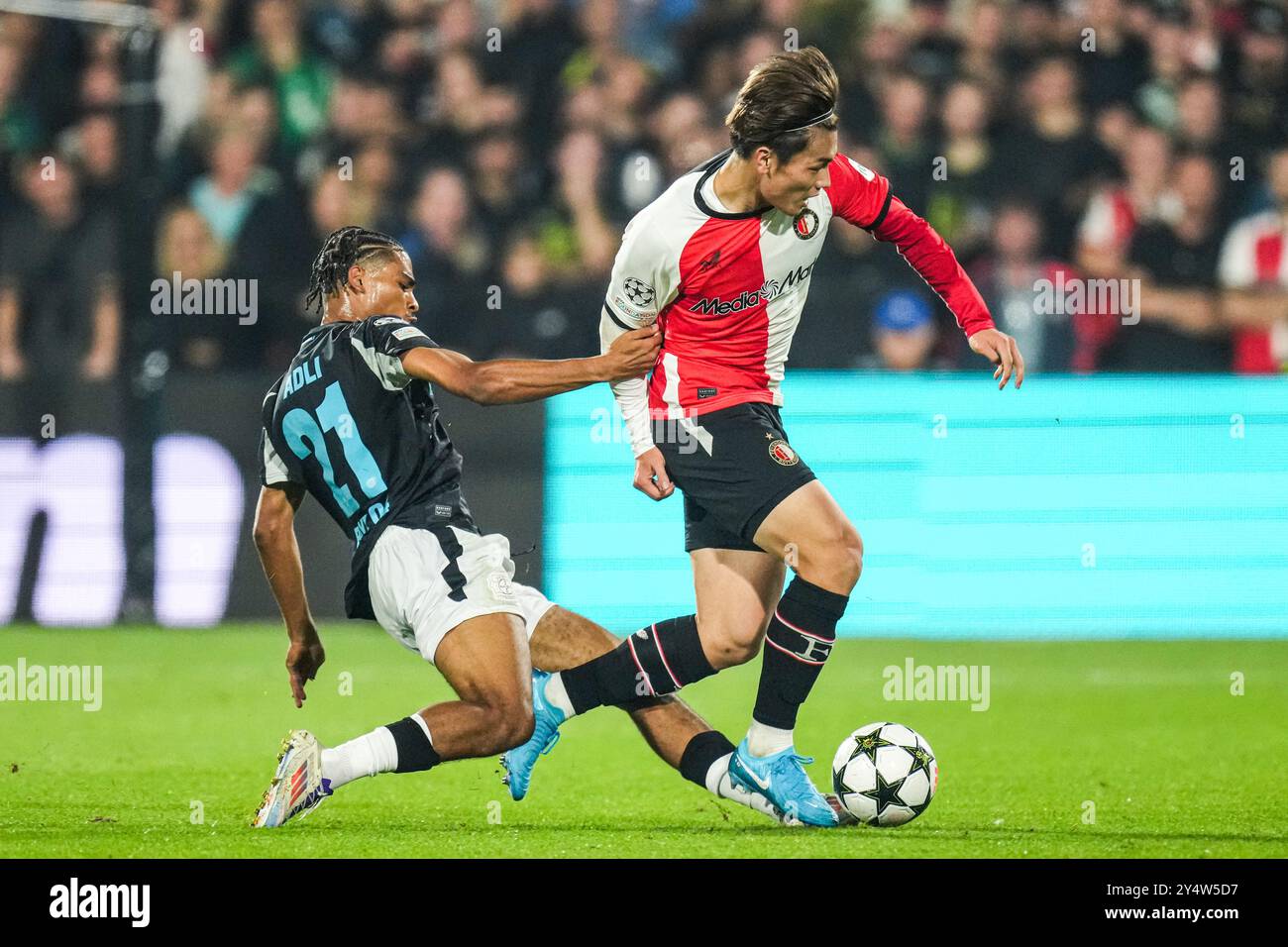 Rotterdam, pays-Bas. 19 septembre 2024. Rotterdam - amine Adli de Bayer 04 Leverkusen, Ayase Ueda de Feyenoord lors de la première manche du nouveau format de la Ligue des Champions 2024/2025. Le match se déroule entre Feyenoord et Bayer 04 Leverkusen au Stadion Feijenoord de Kuip le 19 septembre 2024 à Rotterdam, aux pays-Bas. Crédit : Box to Box Pictures/Alamy Live News Banque D'Images