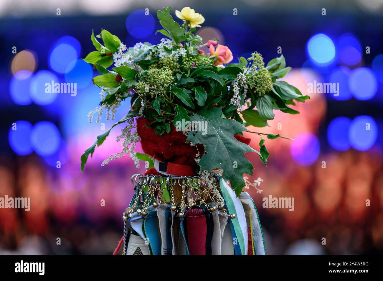 Heilbad Heiligenstadt, Allemagne. 19 septembre 2024. Fanions accrochés sous un bouquet de fleurs lors de la cérémonie d'ouverture de la 122ème Journée allemande de randonnée 2024. La Journée allemande de la randonnée est un rassemblement annuel de passionnés de randonnée et aura lieu du 19 au 22 septembre 2024. Crédit : Swen Pförtner/dpa/Alamy Live News Banque D'Images