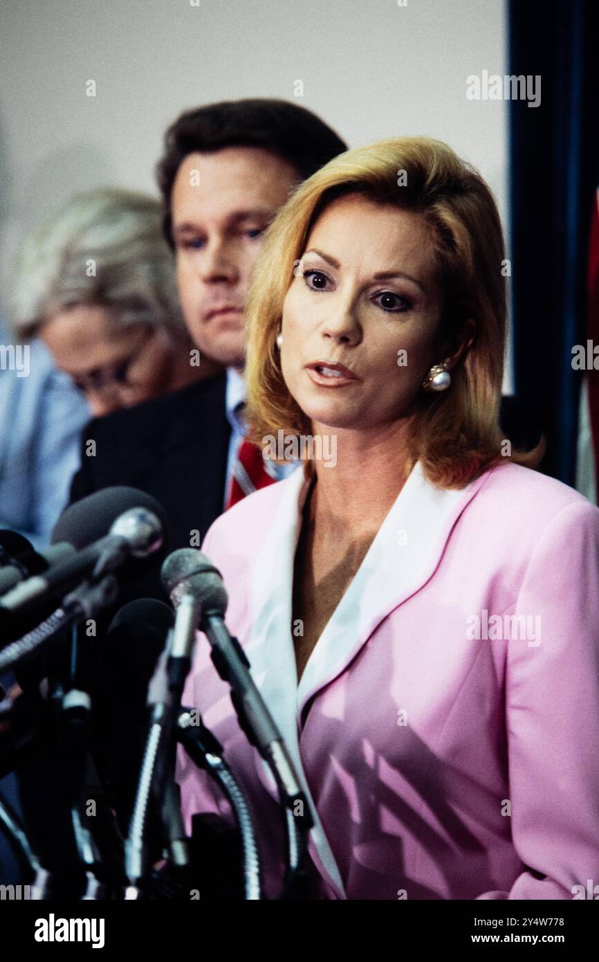 Personnalité de la télévision Kathie Lee Gifford, à droite, avec U. S Rep. Christopher Smith, R-NJ, lors d'une conférence de presse sur le travail en atelier clandestin dans l'industrie de la mode à Capitol Hill, le 15 juillet 1996 à Washington, D.C. Banque D'Images