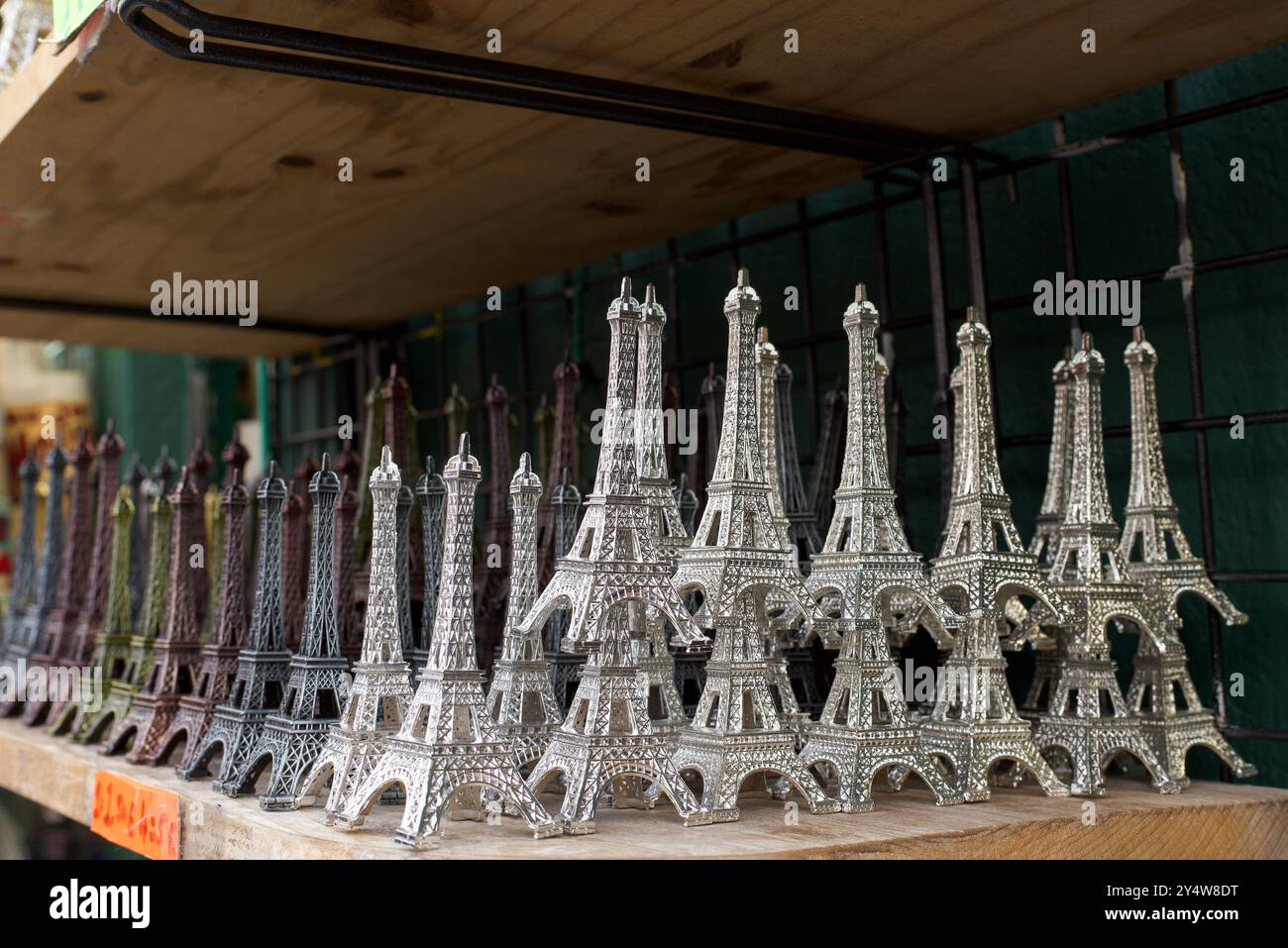 Paris, France, 09.10.2024. Rangées de tours Eiffel souvenir en argent, bronze or, noir et marron sur une étagère à Montmartre Banque D'Images