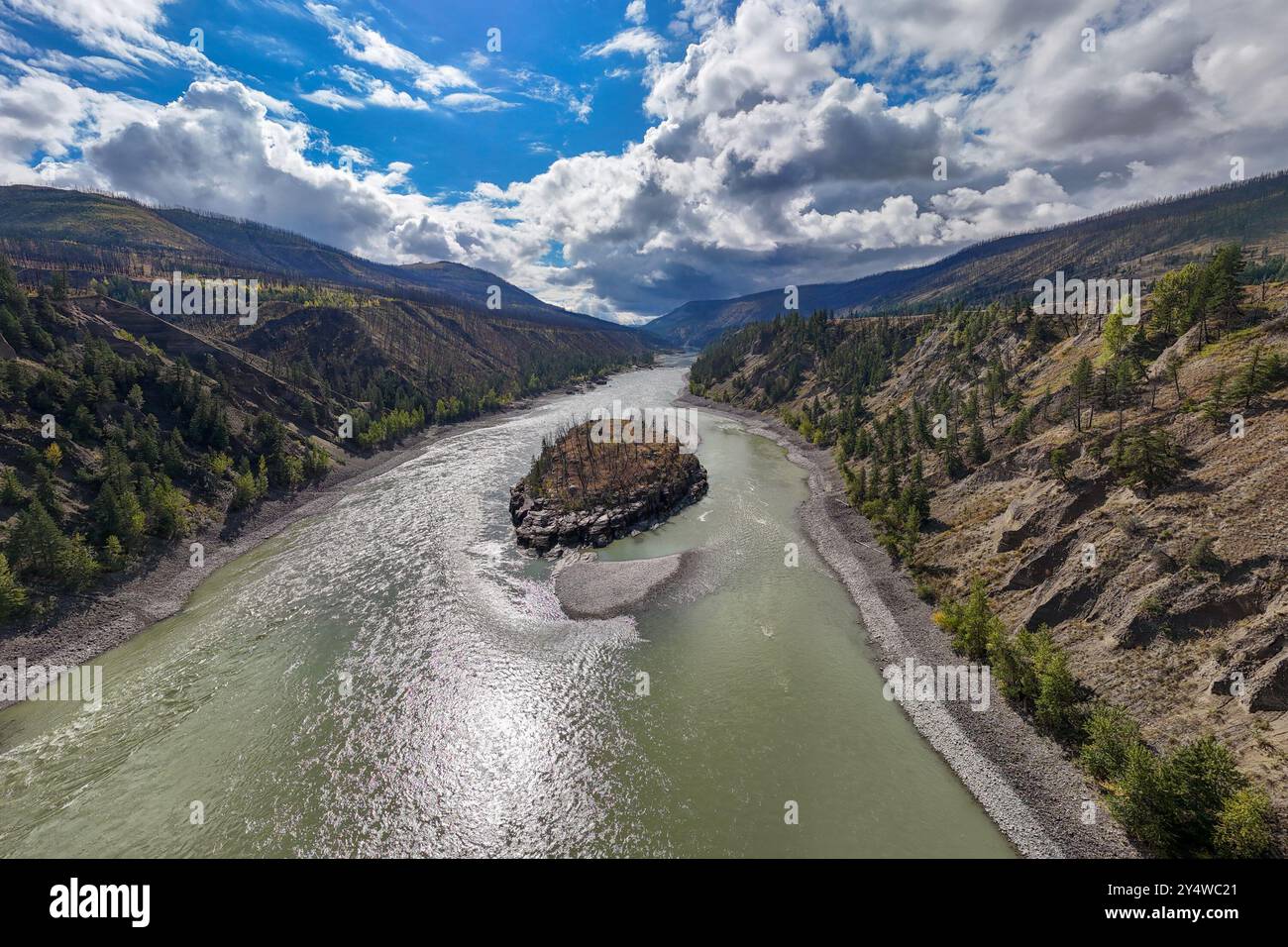 Île dans le fleuve Fraser près de la ville du lac Willians au Canada. Banque D'Images