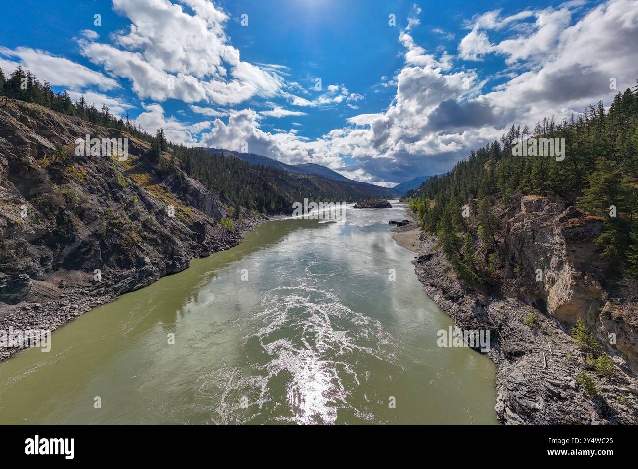 Fleuve Fraser près de la ville du lac Willians en Colombie-Britannique, Canada. Banque D'Images