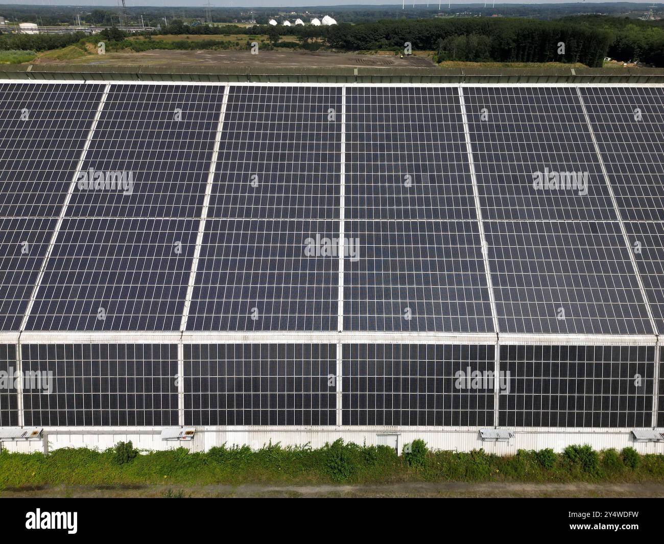 18.07.2024 Marl Blick auf eine alte Halle mit Photovoltaik auf dem Dach *** 18 07 2024 Marl vue d'une ancienne salle avec photovoltaïque sur le toit Banque D'Images