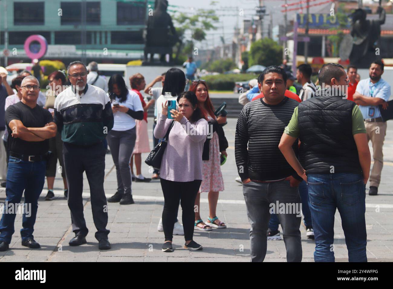 Nezahualcoyotl, Mexique. 19 septembre 2024. Citoyens mexicains participant à l'exercice national 2024 d'un hypothétique tremblement de terre de magnitude 7,5 Richter échelle sismologique avec épicentre à Guerrero au palais municipal de Nezahualcoyotl. Le 19 septembre 2024 dans l'État de Mexico, Mexique. (Photo de Carlos Santiago/Eytepix Group) crédit : Eyepix Group/Alamy Live News Banque D'Images