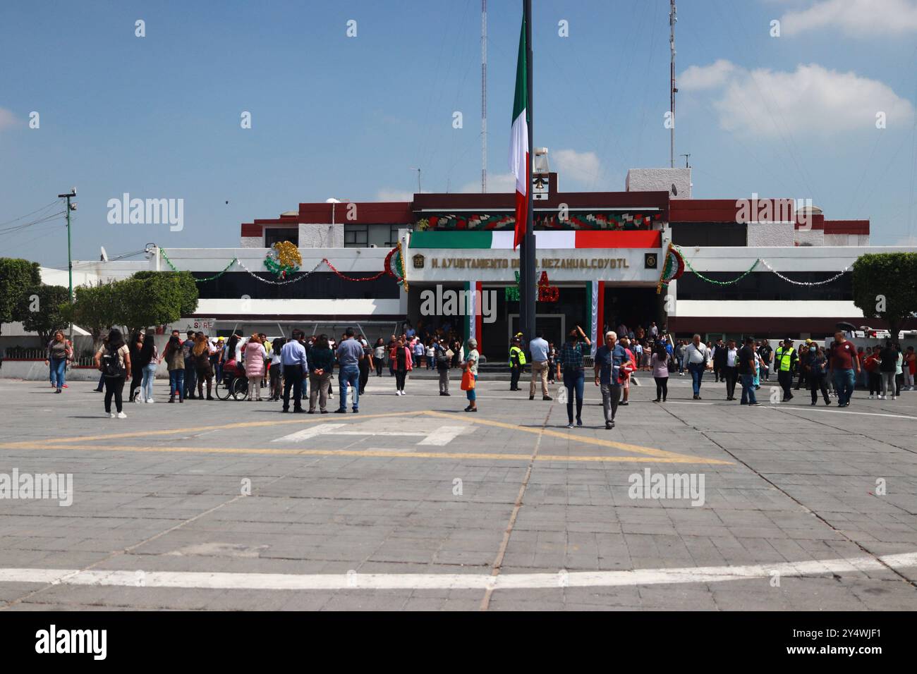 Citoyens mexicains participant à l'exercice national 2024 d'un hypothétique tremblement de terre de magnitude 7,5 Richter échelle sismologique avec épicentre à Guerrero au palais municipal de Nezahualcoyotl. (Crédit image : © Carlos Santiago/eyepix via ZUMA Press Wire) USAGE ÉDITORIAL SEULEMENT! Non destiné à UN USAGE commercial ! Banque D'Images