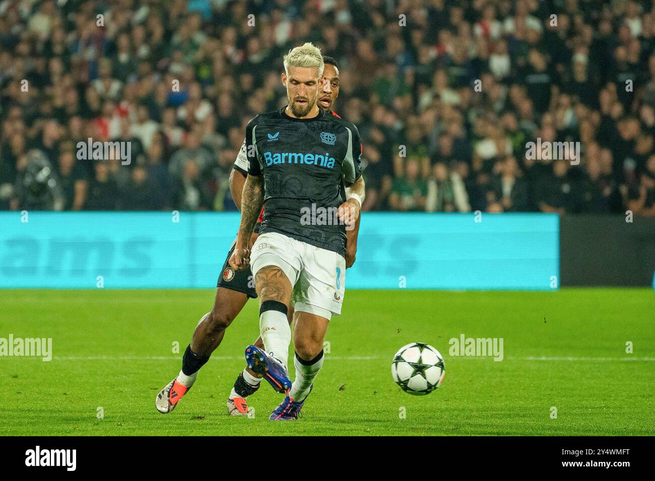 Robert Andrich (Bayer Leverkusen, #08) Spielt einen Pass Feyenoord Rotterdam v. Bayer Leverkusen, Fussball, Ligue des Champions, 1. Spieltag, saison 2024/2025, 19.09.2024 Foto : Eibner-Pressefoto/Justin Derondeau Banque D'Images