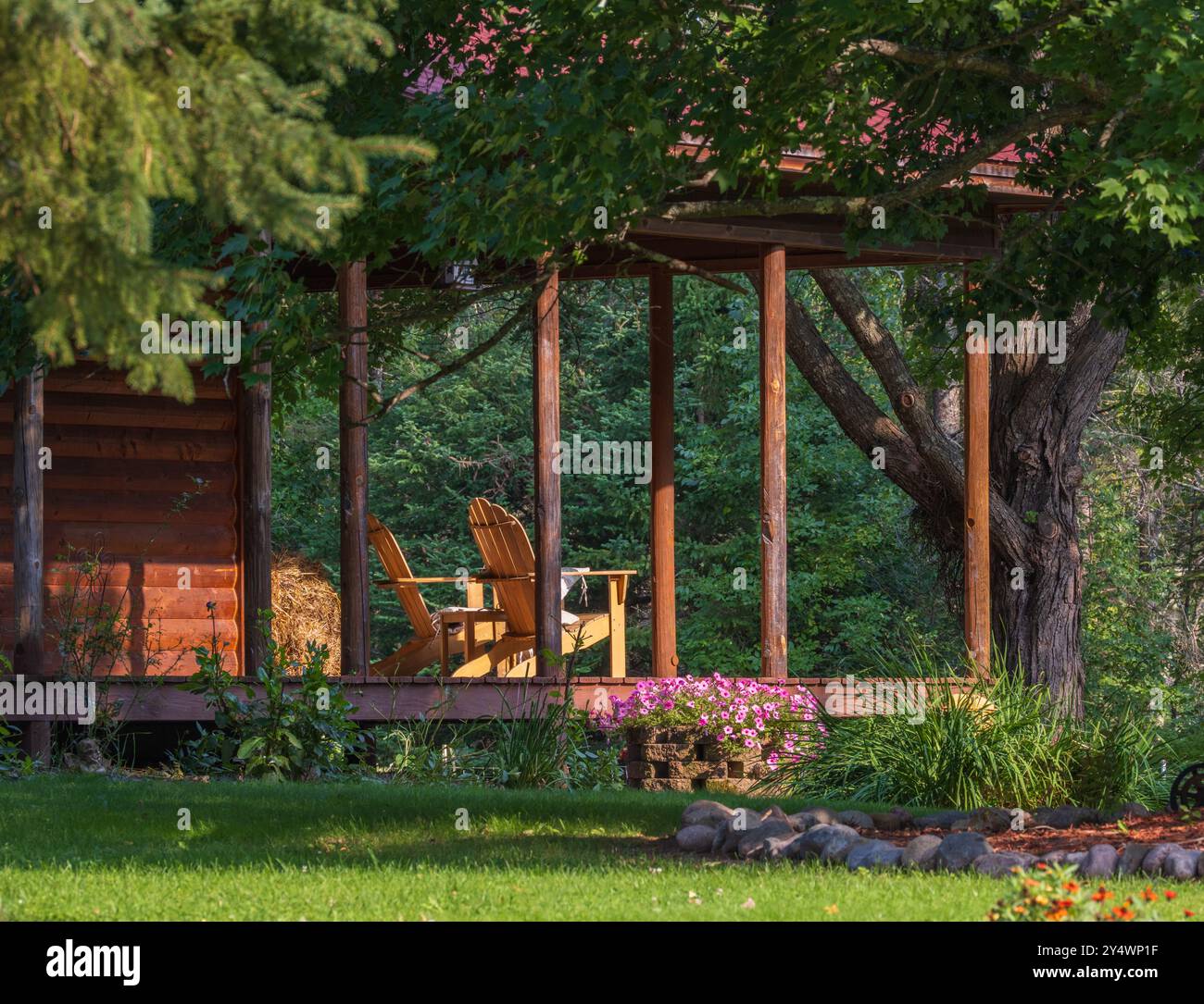 Cabane Northwoods un soir de septembre dans le nord du Wisconsin. Banque D'Images