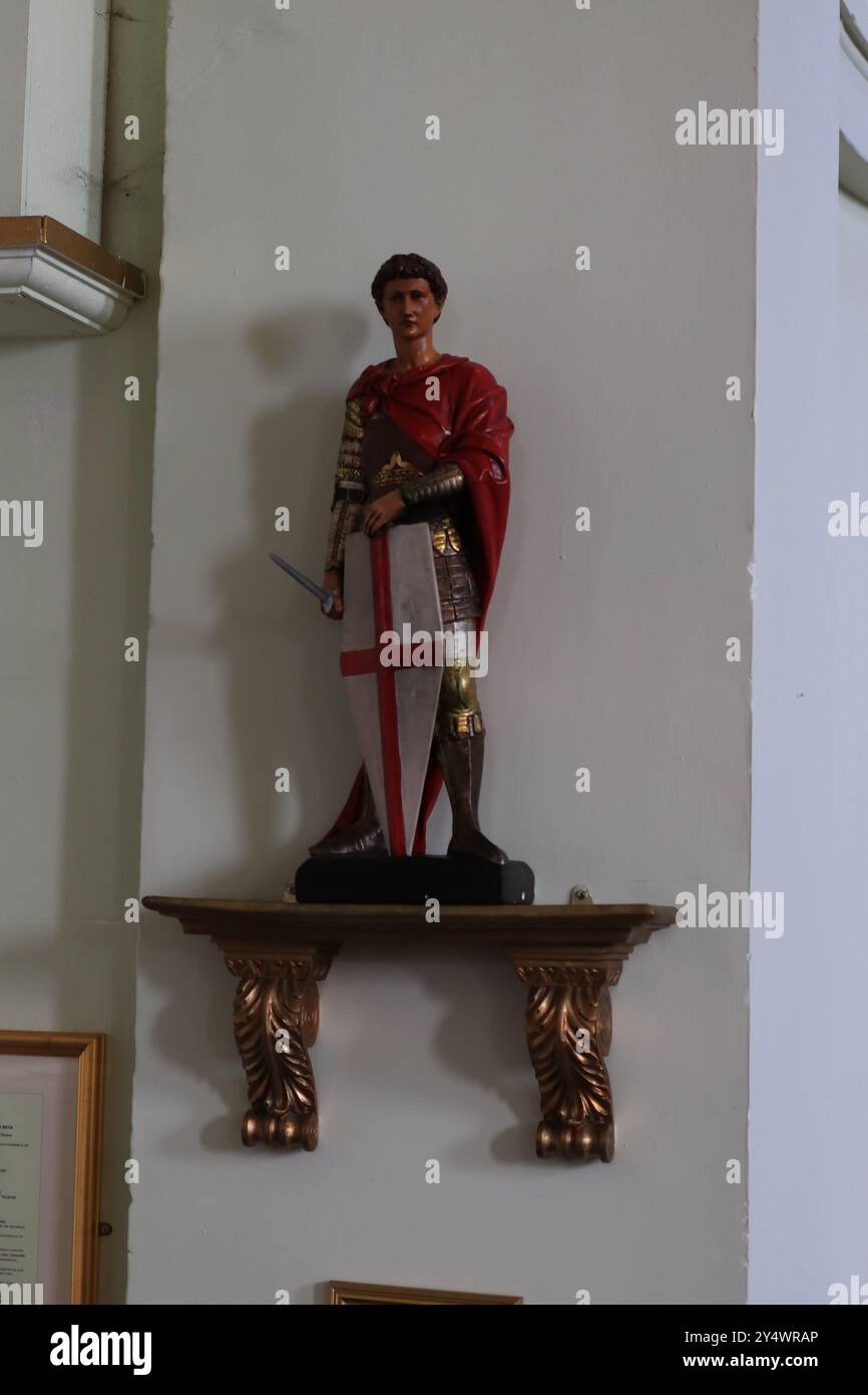 Gosport, Hampshire, Angleterre. 14 septembre 2024. Statue de Saint George avec un bouclier portant la croix de Saint George. Cette photo fait partie d'une série que j'ai prise lors d'une récente visite à l'église de la Sainte Trinité pendant les Journées portes ouvertes du patrimoine Gosport. Banque D'Images