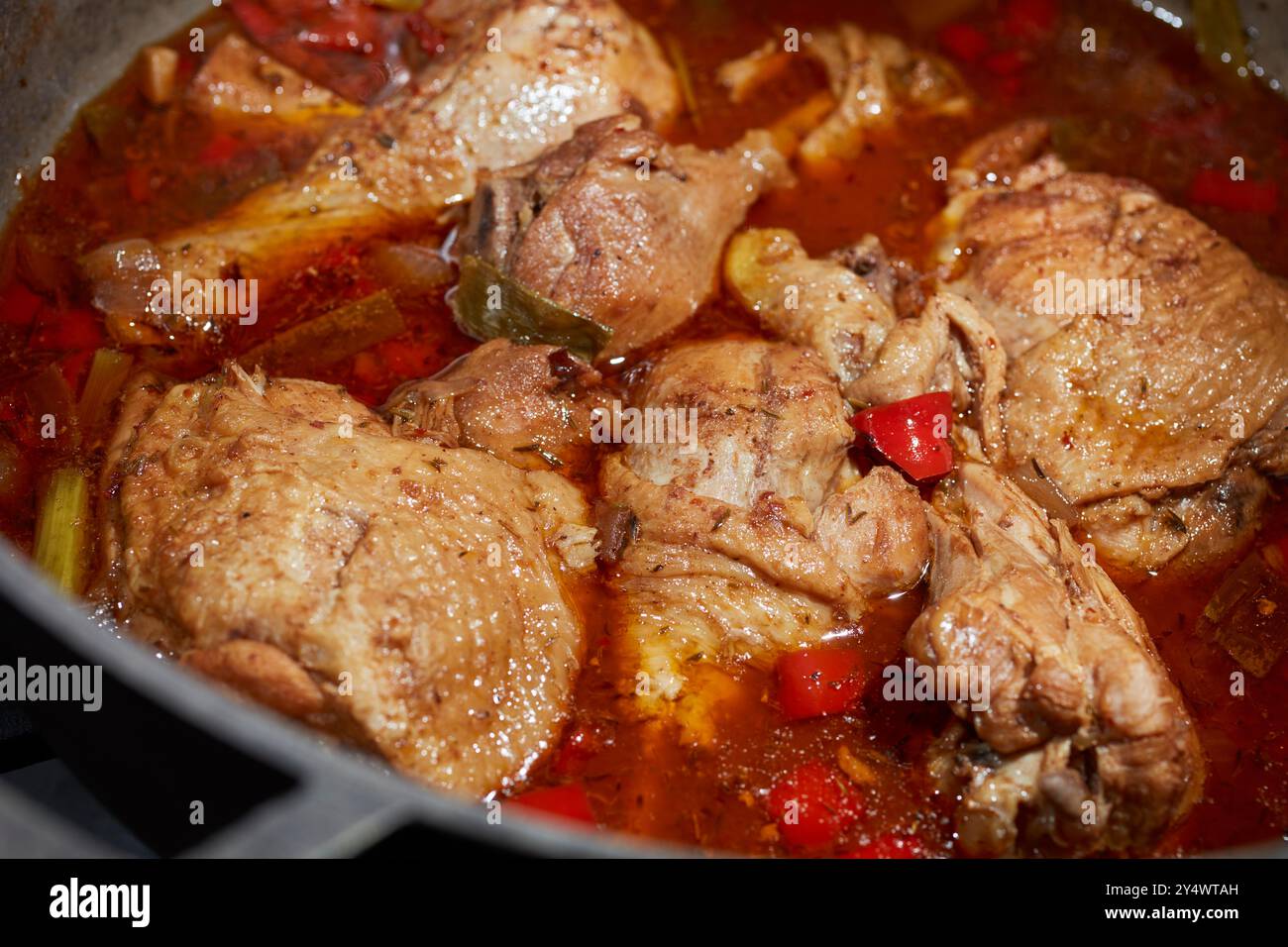 Un pot de Brown Stew Chicken, un plat jamaïcain classique Banque D'Images