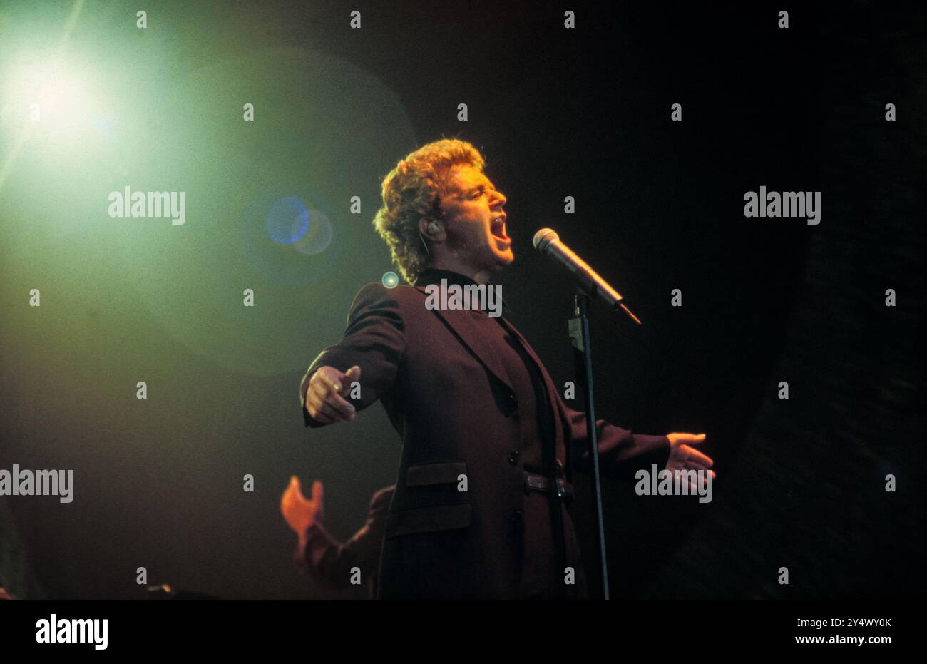 MICHAEL BALL, CONCERT À DOMICILE, 1996 : le chanteur gallois Michael Ball à son sommet de jeune star du West End jouant un concert dans sa ville natale avec son album 'The Musicals' live à Cardiff International Arena CIA à Cardiff, pays de Galles, Royaume-Uni le 6 décembre 1996. Photo : Rob Watkins. INFO : Michael Ball est un chanteur, acteur et star de théâtre musical britannique connu pour sa voix puissante et ses performances polyvalentes. Avec une carrière de plusieurs décennies, il a joué dans de grandes productions du West End et a sorti de nombreux albums, excellant à la fois dans la pop et le théâtre. Banque D'Images