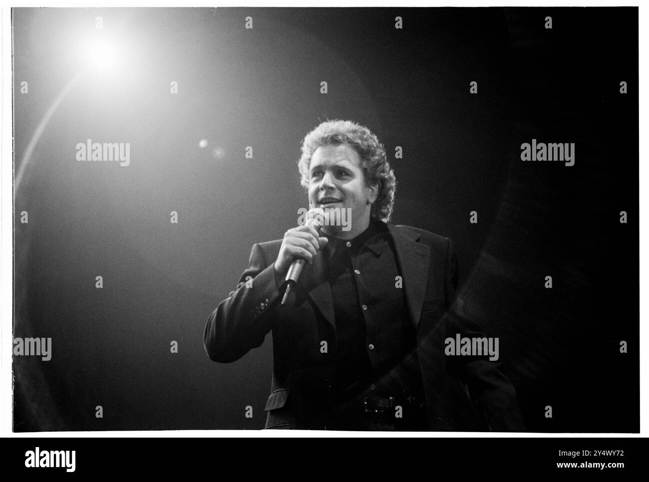 MICHAEL BALL, CONCERT À DOMICILE, 1996 : le chanteur gallois Michael Ball à son sommet de jeune star du West End jouant un concert dans sa ville natale avec son album 'The Musicals' live à Cardiff International Arena CIA à Cardiff, pays de Galles, Royaume-Uni le 6 décembre 1996. Photo : Rob Watkins. INFO : Michael Ball est un chanteur, acteur et star de théâtre musical britannique connu pour sa voix puissante et ses performances polyvalentes. Avec une carrière de plusieurs décennies, il a joué dans de grandes productions du West End et a sorti de nombreux albums, excellant à la fois dans la pop et le théâtre. Banque D'Images