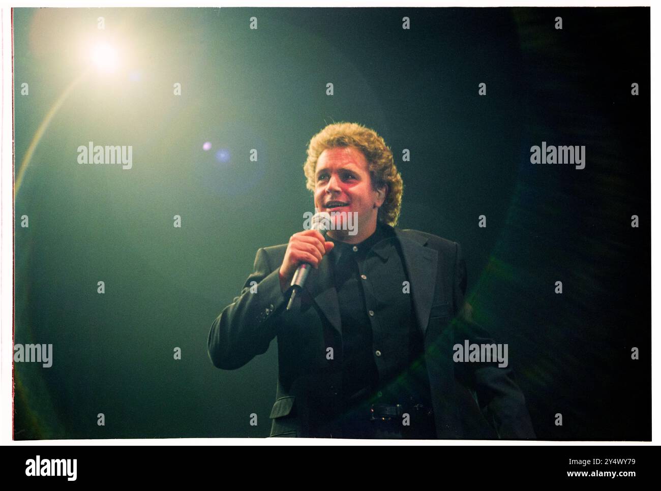 MICHAEL BALL, CONCERT À DOMICILE, 1996 : le chanteur gallois Michael Ball à son sommet de jeune star du West End jouant un concert dans sa ville natale avec son album 'The Musicals' live à Cardiff International Arena CIA à Cardiff, pays de Galles, Royaume-Uni le 6 décembre 1996. Photo : Rob Watkins. INFO : Michael Ball est un chanteur, acteur et star de théâtre musical britannique connu pour sa voix puissante et ses performances polyvalentes. Avec une carrière de plusieurs décennies, il a joué dans de grandes productions du West End et a sorti de nombreux albums, excellant à la fois dans la pop et le théâtre. Banque D'Images
