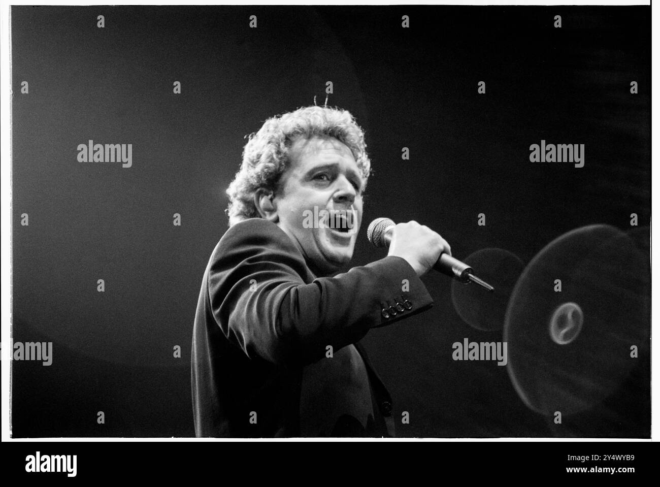 MICHAEL BALL, CONCERT À DOMICILE, 1996 : le chanteur gallois Michael Ball à son sommet de jeune star du West End jouant un concert dans sa ville natale avec son album 'The Musicals' live à Cardiff International Arena CIA à Cardiff, pays de Galles, Royaume-Uni le 6 décembre 1996. Photo : Rob Watkins. INFO : Michael Ball est un chanteur, acteur et star de théâtre musical britannique connu pour sa voix puissante et ses performances polyvalentes. Avec une carrière de plusieurs décennies, il a joué dans de grandes productions du West End et a sorti de nombreux albums, excellant à la fois dans la pop et le théâtre. Banque D'Images