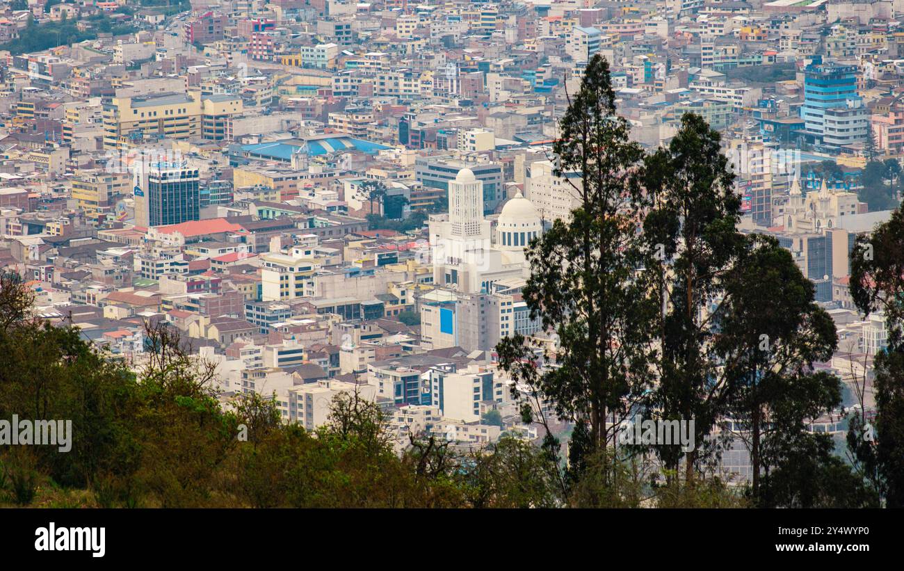 Ambato, Tungurahua / Équateur - 7 janvier 2024 : vue aérienne de l'église de la cathédrale d'Ambato. Cette église a été reconstruite en 1952 Banque D'Images