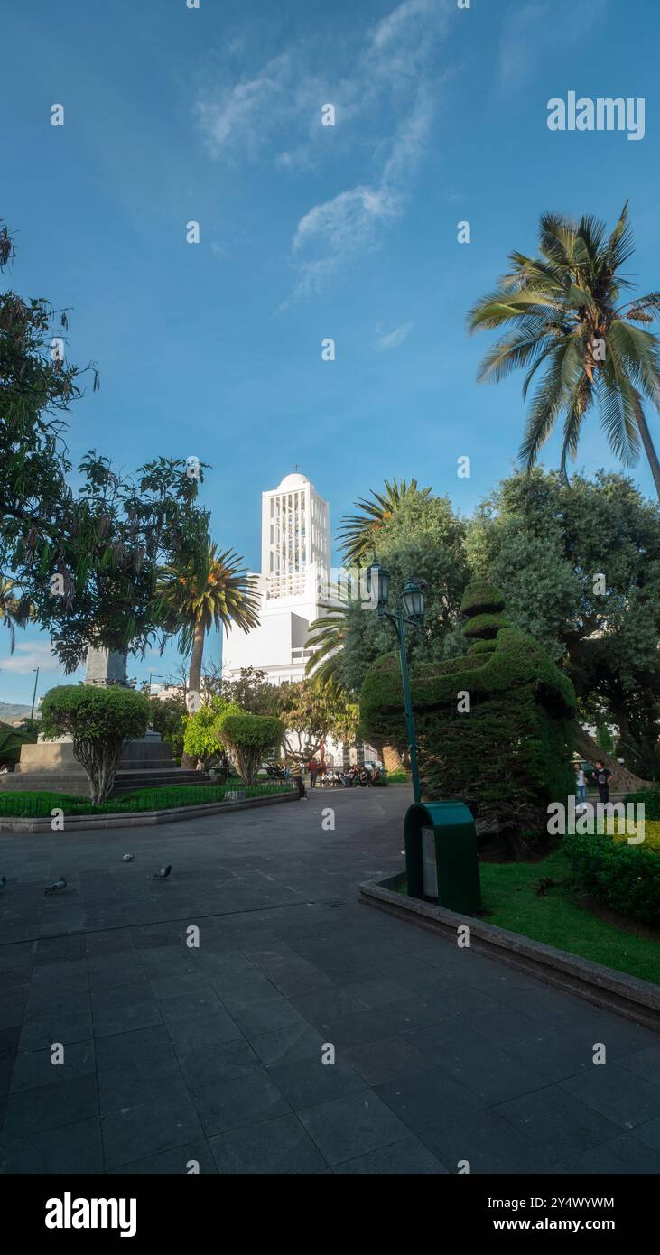 Ambato, Tungurahua / Équateur - 6 janvier 2024 : vue de l'église de la cathédrale d'Ambato depuis le parc Montalvo. Cette église a été reconstruite en 1952 Banque D'Images