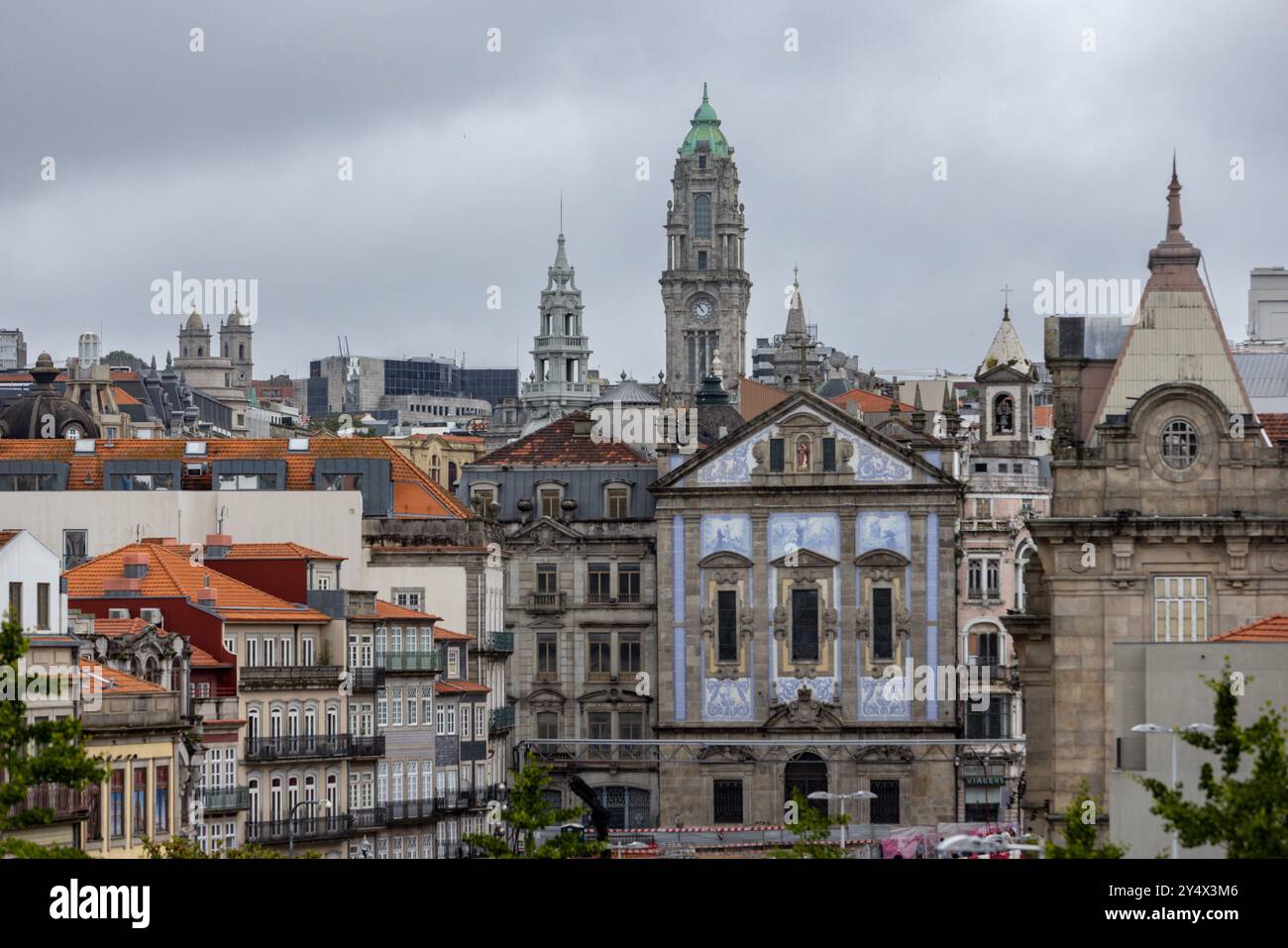 Une vue panoramique de Porto, Portugal avec la Tour Clergios et des maisons colorées Banque D'Images