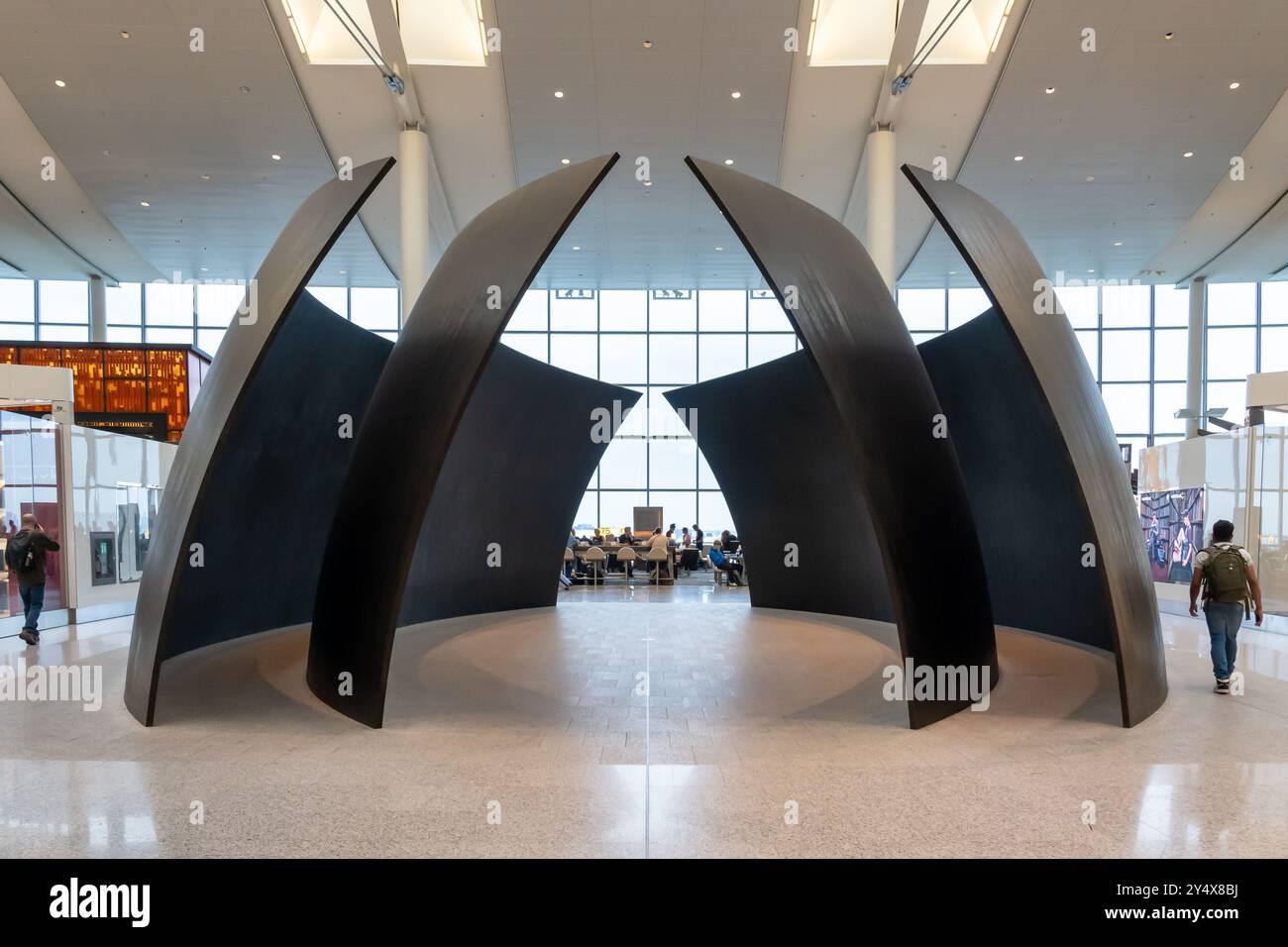 Sculpture « sphères inclinées » de Richard Serra au terminal 1, International, départs à l'aéroport international Pearson. Banque D'Images