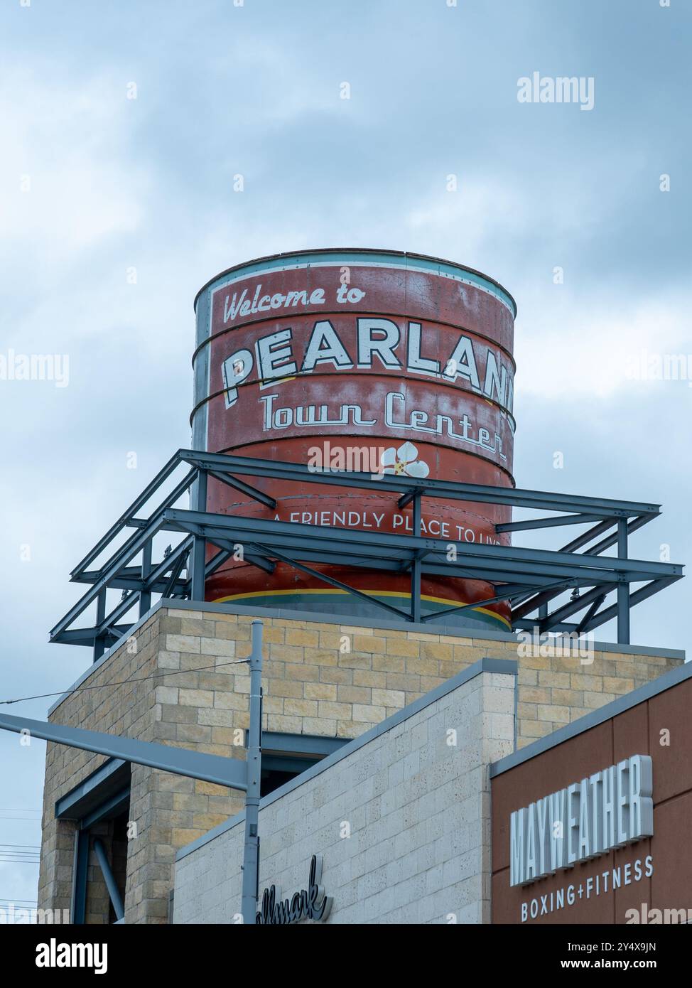 Bienvenue à Pearland Town Center signe sur un réservoir au-dessus du toit à Pearland, Texas, États-Unis Banque D'Images