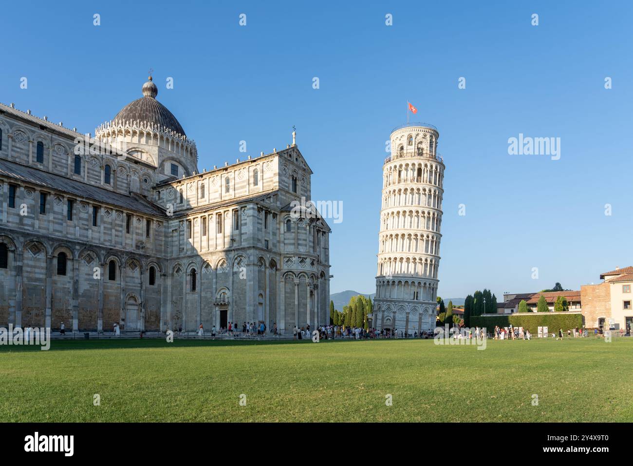Personnes visitant la Tour penchée de Pise en Italie. Banque D'Images