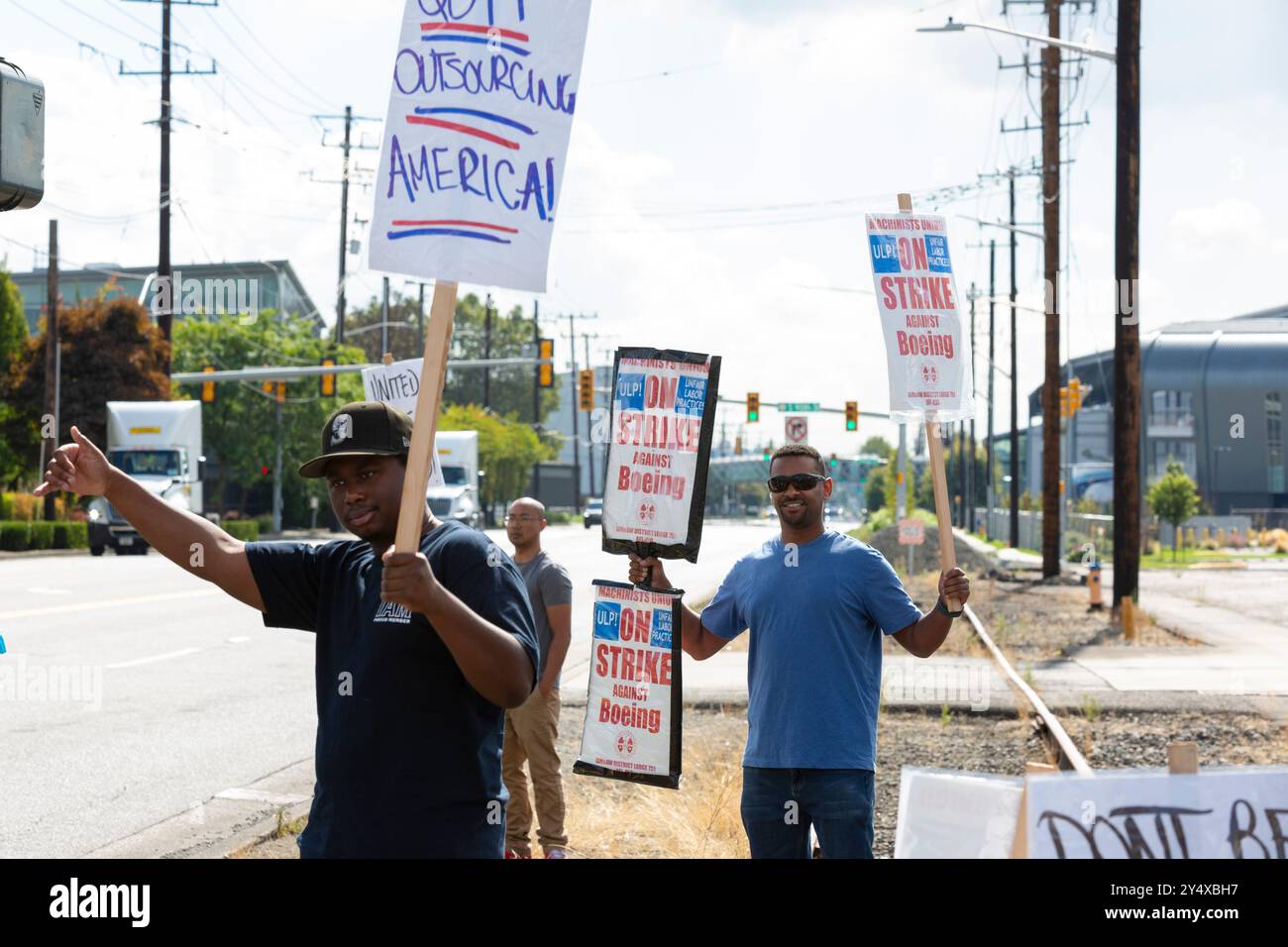 Seattle, Washington, États-Unis. 19 septembre 2024. Les ouvriers de l'usine Boeing et leurs partisans font un piquet de grève devant le bâtiment Boeing 14-01, où l'avion militaire P-8 Poséidon est achevé. Kelly Ortberg, nouveau PDG de Boeing, a annoncé des congés temporaires et d'autres mesures de réduction des coûts alors que la grève des machinistes entre dans sa septième journée. Crédit : Paul Christian Gordon/Alamy Live News Banque D'Images