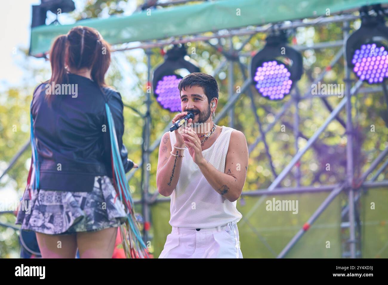 Camilo, Eva Luna se produit sur scène lors du concert Hispanidad au monument de la Puerta de Alcala le 9 octobre 2022 à Madrid, Espagne. Des milliers de personnes ont assisté au concert que le chanteur colombien a donné dans le centre-ville. Banque D'Images