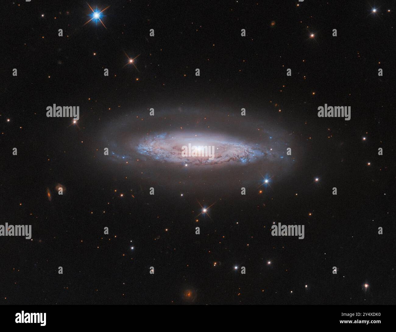 Espace profond. 6 septembre 2024. Cette image du télescope spatial Hubble de la NASA/ESA montre la galaxie spirale IC 4709 située à environ 240 millions d'années-lumière dans le télescope de la constellation méridionale. Hubble capture magnifiquement son halo faible et son disque tourbillonnant rempli d'étoiles et de bandes de poussière. (Crédit image : © ESA/Hubble/ZUMA Press Wire) USAGE ÉDITORIAL SEULEMENT! Non destiné à UN USAGE commercial ! Banque D'Images