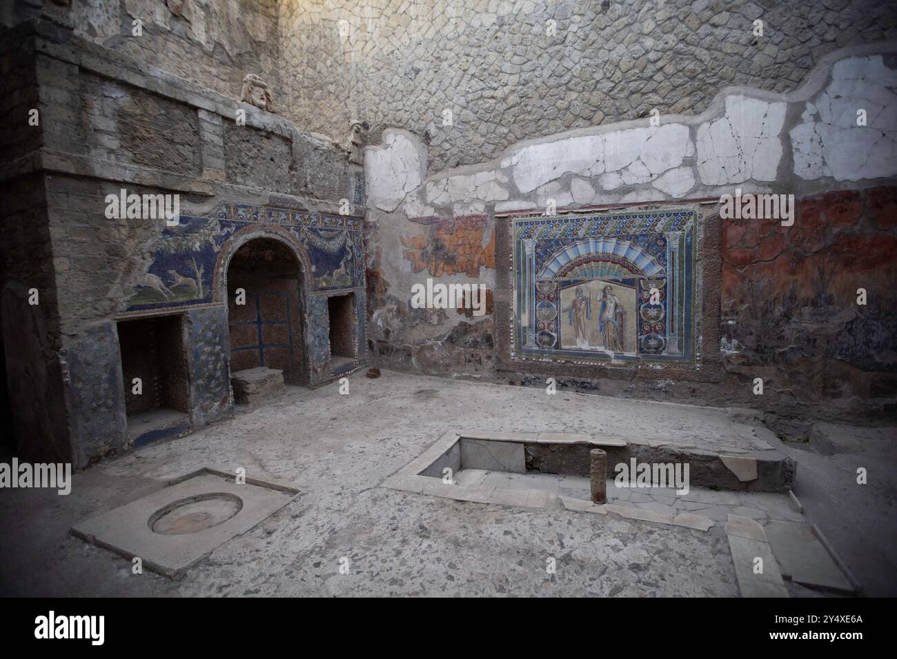 19 septembre 2024 : Ercolano, Italie. Le parc archéologique d'Ercolano, expose une luxueuse cité romaine ancienne, qui a été enterrée sous les cendres et la boue pendant l'éruption du Vésuve. Il comprend des maisons, des éléments en bois et en marbre, des décorations, et les restes humains et les restes de certaines personnes qui ont essayé d'échapper à la catastrophe volcanique. (Crédit image : © Cristian Leyva/ZUMA Press Wire) USAGE ÉDITORIAL SEULEMENT! Non destiné à UN USAGE commercial ! Banque D'Images