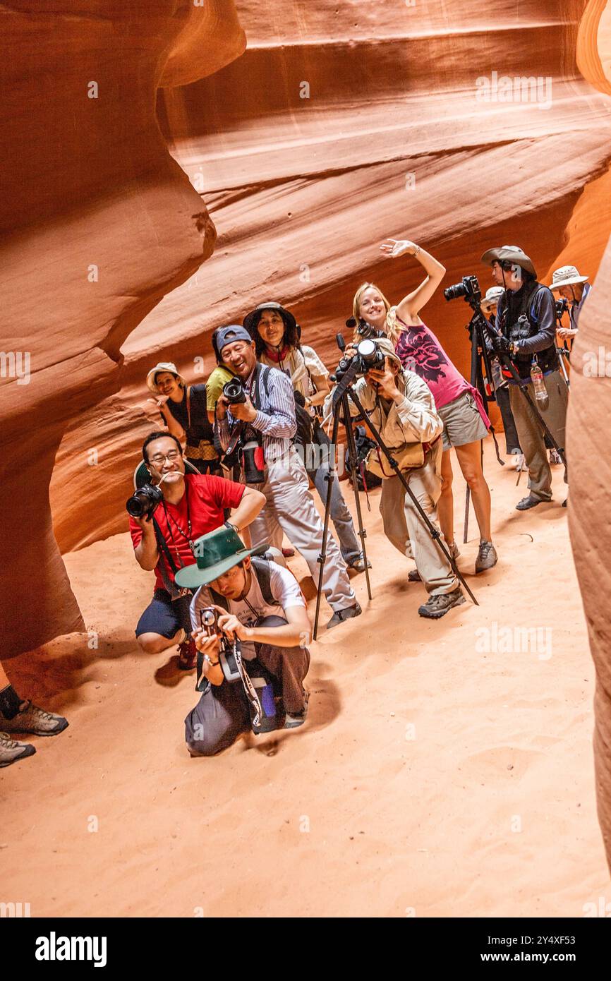 PAGE, USA - 14 JUILLET 2008 : : photographes prenant des photos du Canyon Antelope supérieur dans la lumière de midi à page, USA. Les indiens proposent des visites guidées spéciales Banque D'Images