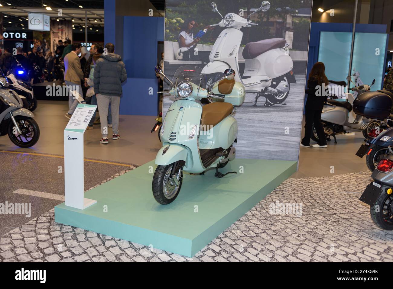 ISTANBUL, TURQUIE - 23 MARS 2024 : les motos Vespa exposées au Motobike Istanbul 2024 à Istanbul Expo Center (IFM). Banque D'Images ISTANBUL, TURQUIE - 23 MARS 2024 : les motos Vespa exposées au Motobike Istanbul 2024 à Istanbul Expo Center (IFM). Banque D'Images