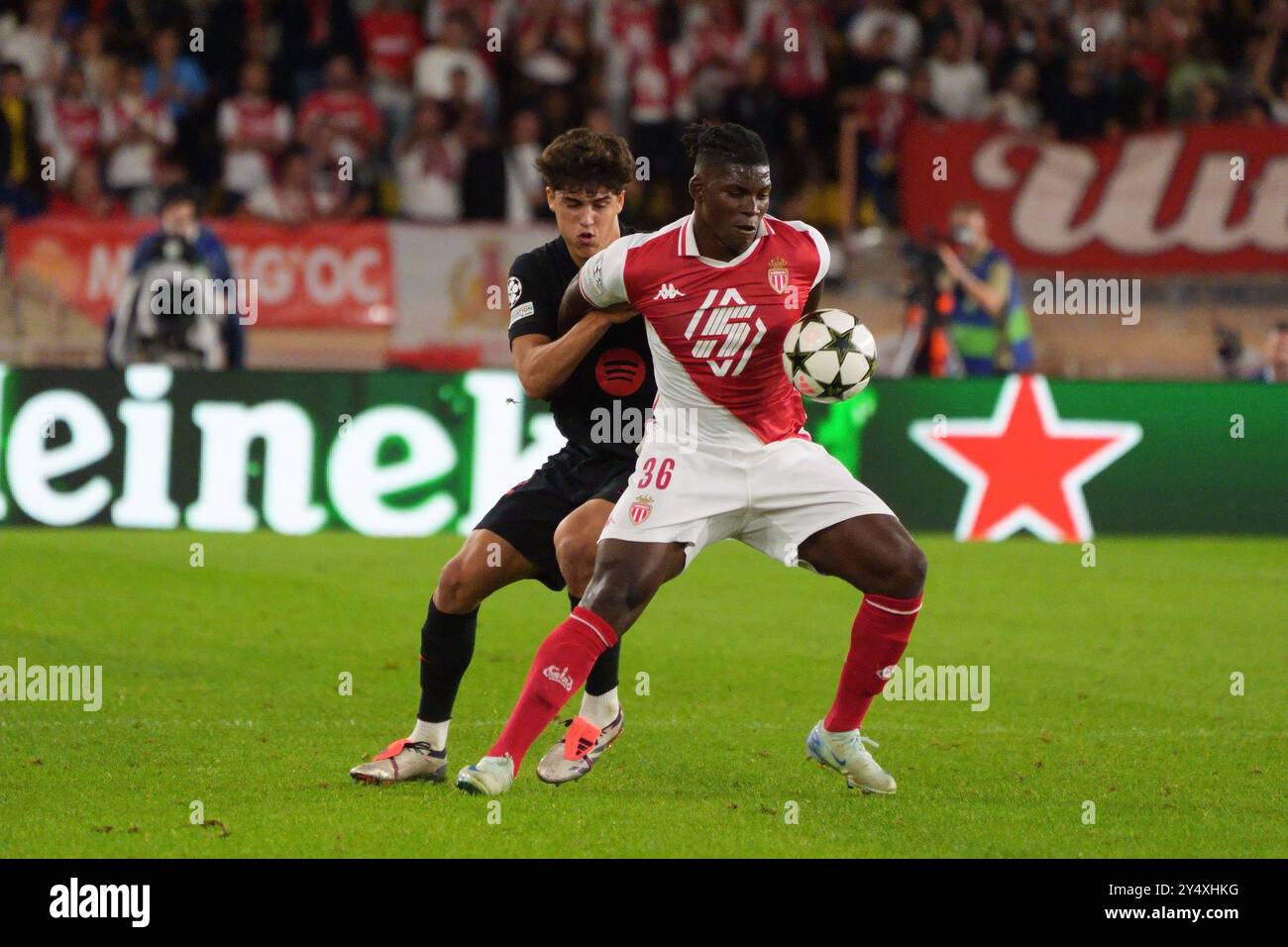 19 septembre 2024 ; stade Louis II, Monaco, France, UEFA Champions League Football, Monaco contre Barcelone ; Embolo de Monaco conserve la possession contre Cubarsi FC Barcelone Banque D'Images