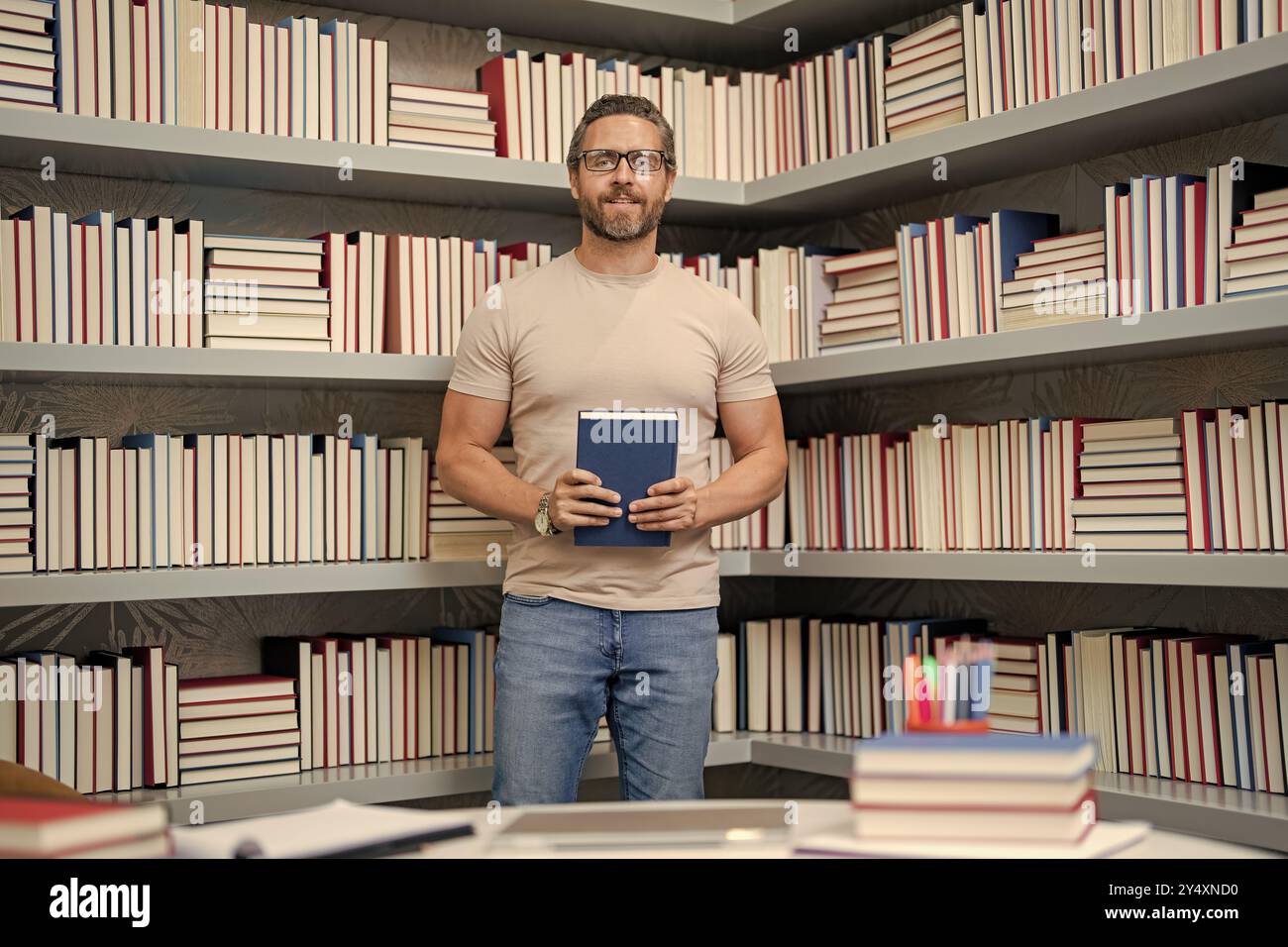 Professeur tuteur en classe scolaire. Connaissances, éducation. Homme avec livre enseignement leçon en classe. Examen universitaire. Étudier enseigner à l'université. Éducateur Banque D'Images