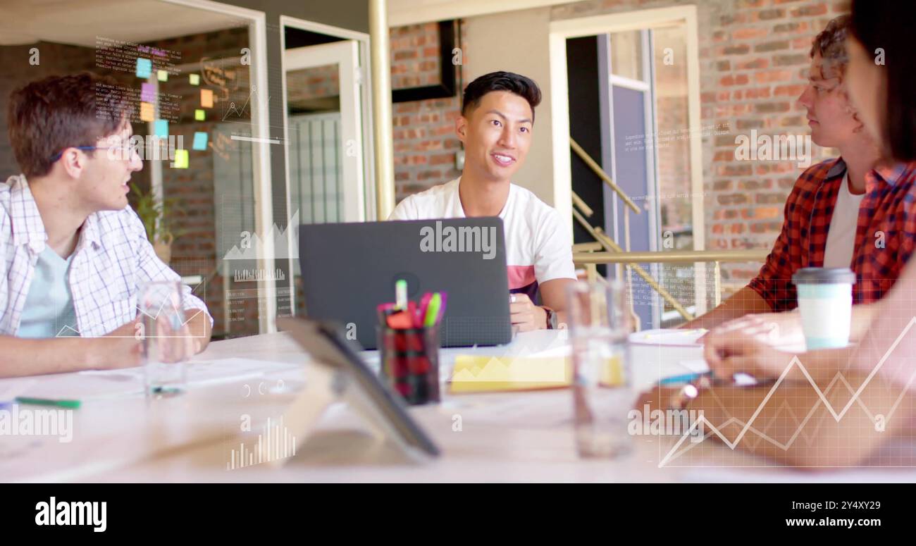 Image du traitement des données financières sur divers hommes d'affaires au bureau Banque D'Images