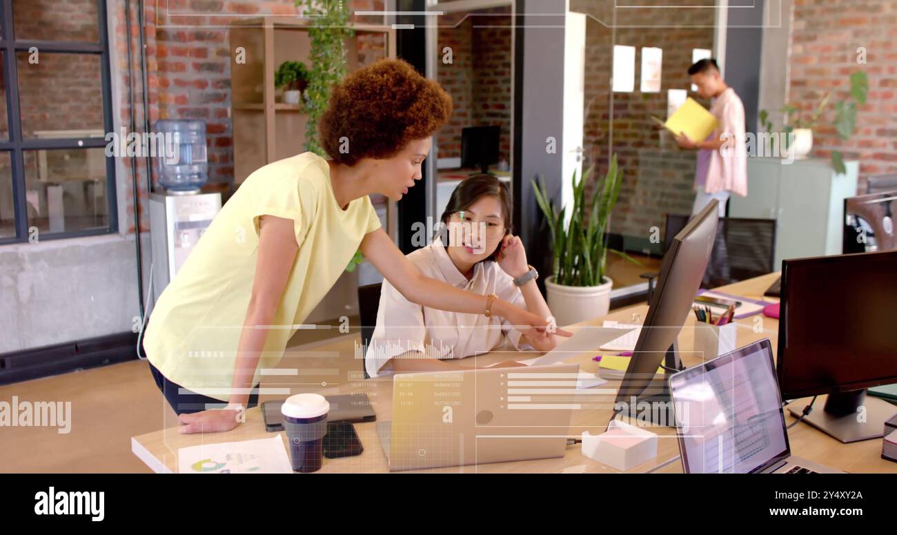 Image du traitement des données financières sur divers hommes d'affaires au bureau Banque D'Images