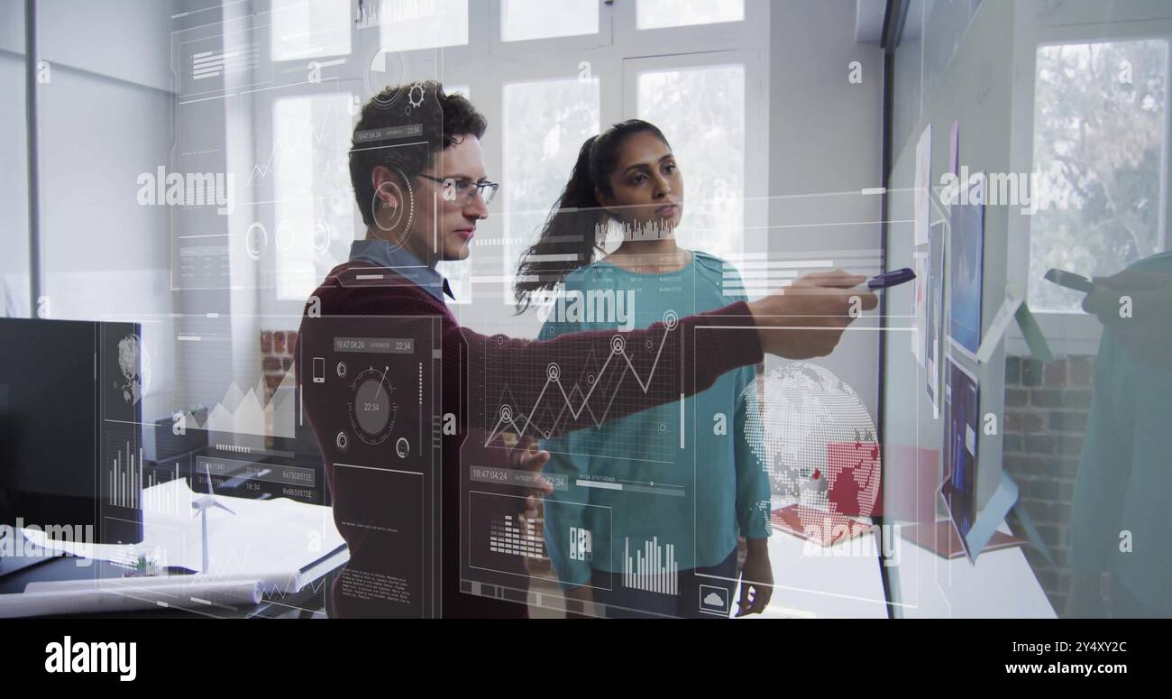 Image du traitement des données financières sur divers hommes d'affaires au bureau Banque D'Images