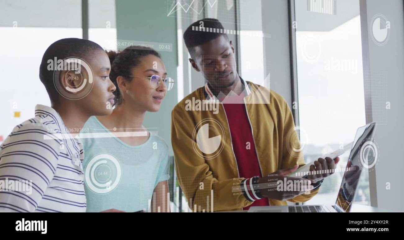 Image du traitement des données financières sur divers hommes d'affaires au bureau Banque D'Images