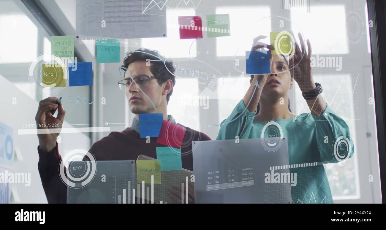 Image du traitement des données financières sur divers hommes d'affaires au bureau Banque D'Images