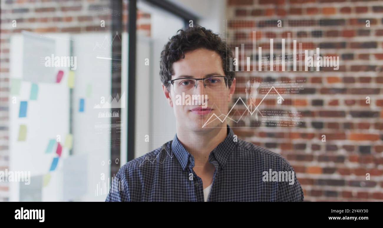 Image du traitement des données financières sur l'homme d'affaires caucasien au bureau Banque D'Images