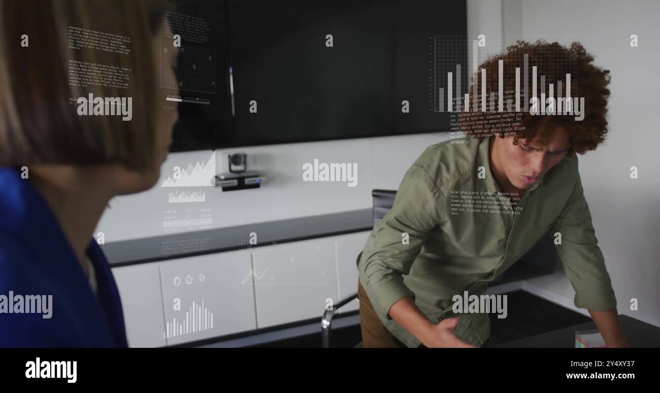 Image du traitement des données financières sur divers hommes d'affaires au bureau Banque D'Images