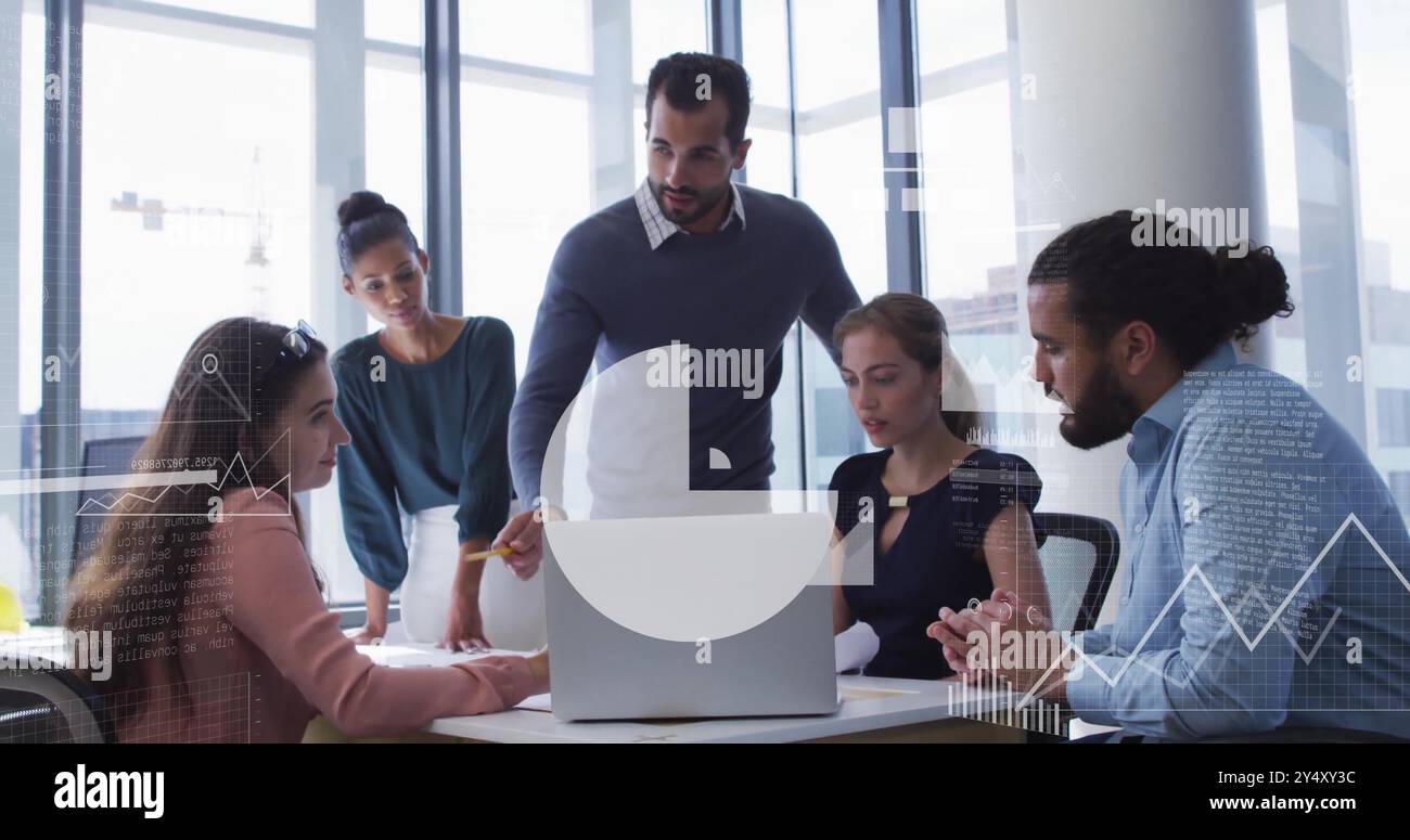 Image du traitement des données financières sur divers hommes d'affaires au bureau Banque D'Images