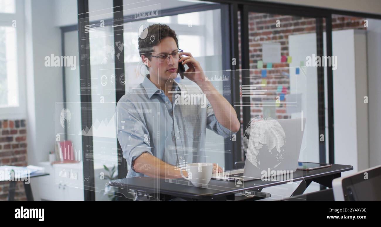 Image du traitement des données financières sur l'homme d'affaires caucasien au bureau Banque D'Images