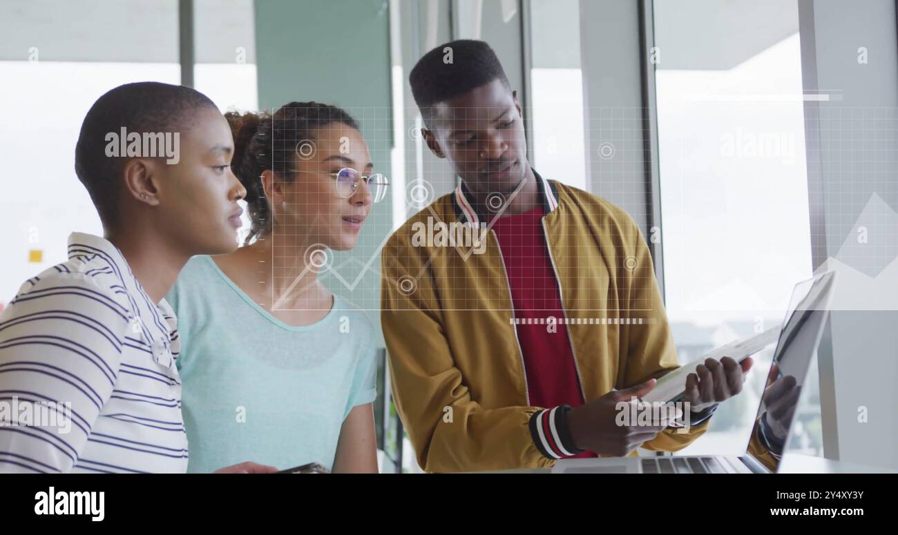 Image du traitement des données financières sur divers hommes d'affaires au bureau Banque D'Images