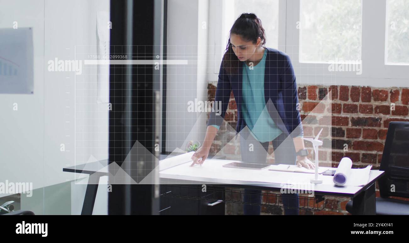 Image du traitement des données financières sur femme d'affaires caucasienne en fonction Banque D'Images
