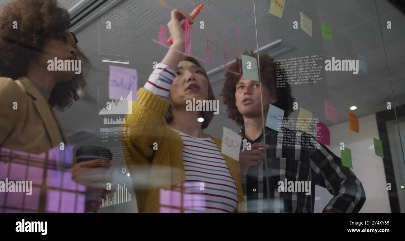 Image du traitement des données financières sur divers hommes d'affaires au bureau Banque D'Images