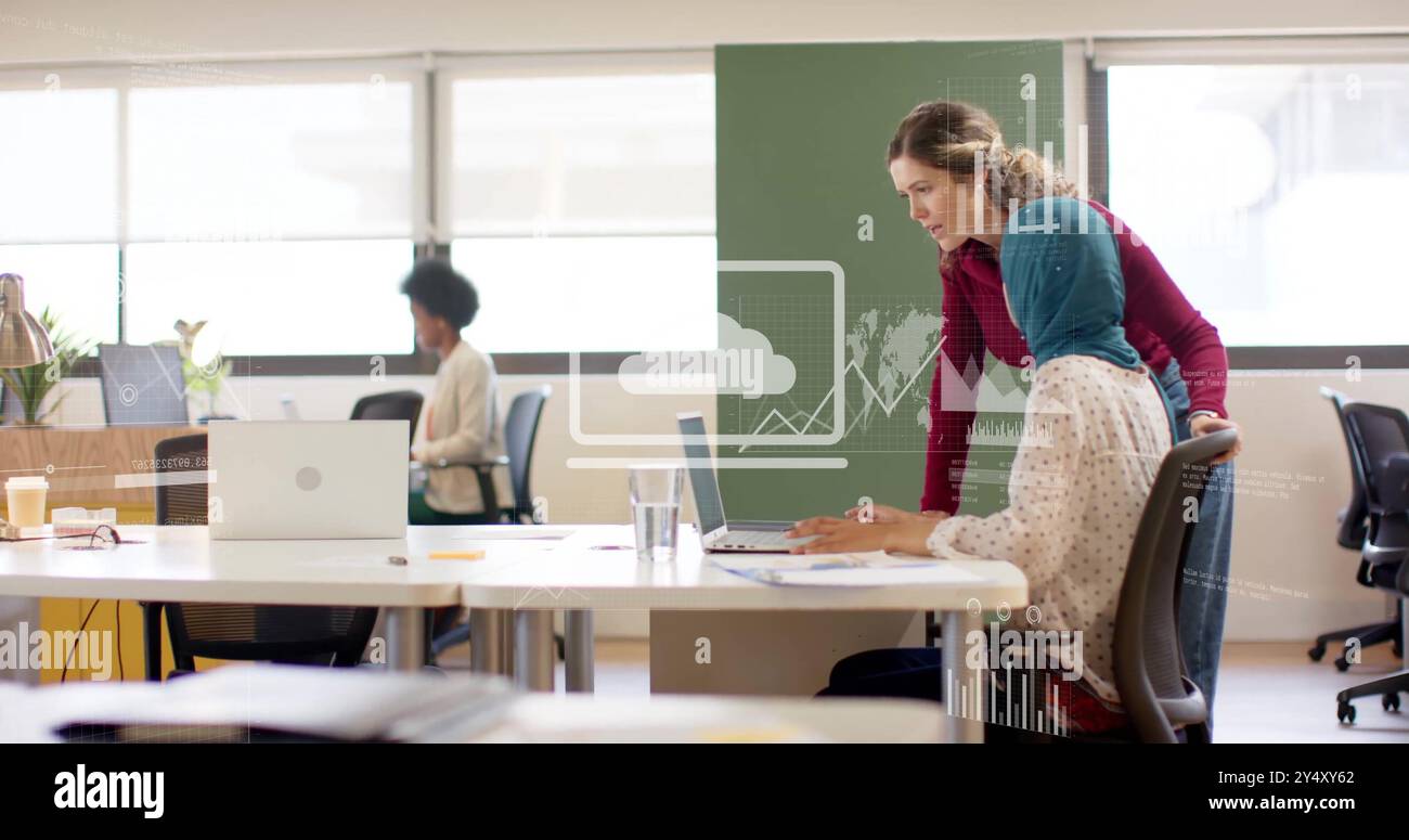 Image du traitement des données financières sur divers hommes d'affaires au bureau Banque D'Images