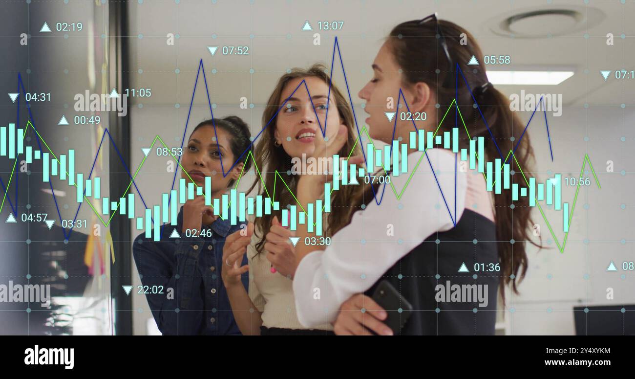 Image du traitement des données financières lors d'une séance de brainstorming entre collègues au bureau Banque D'Images